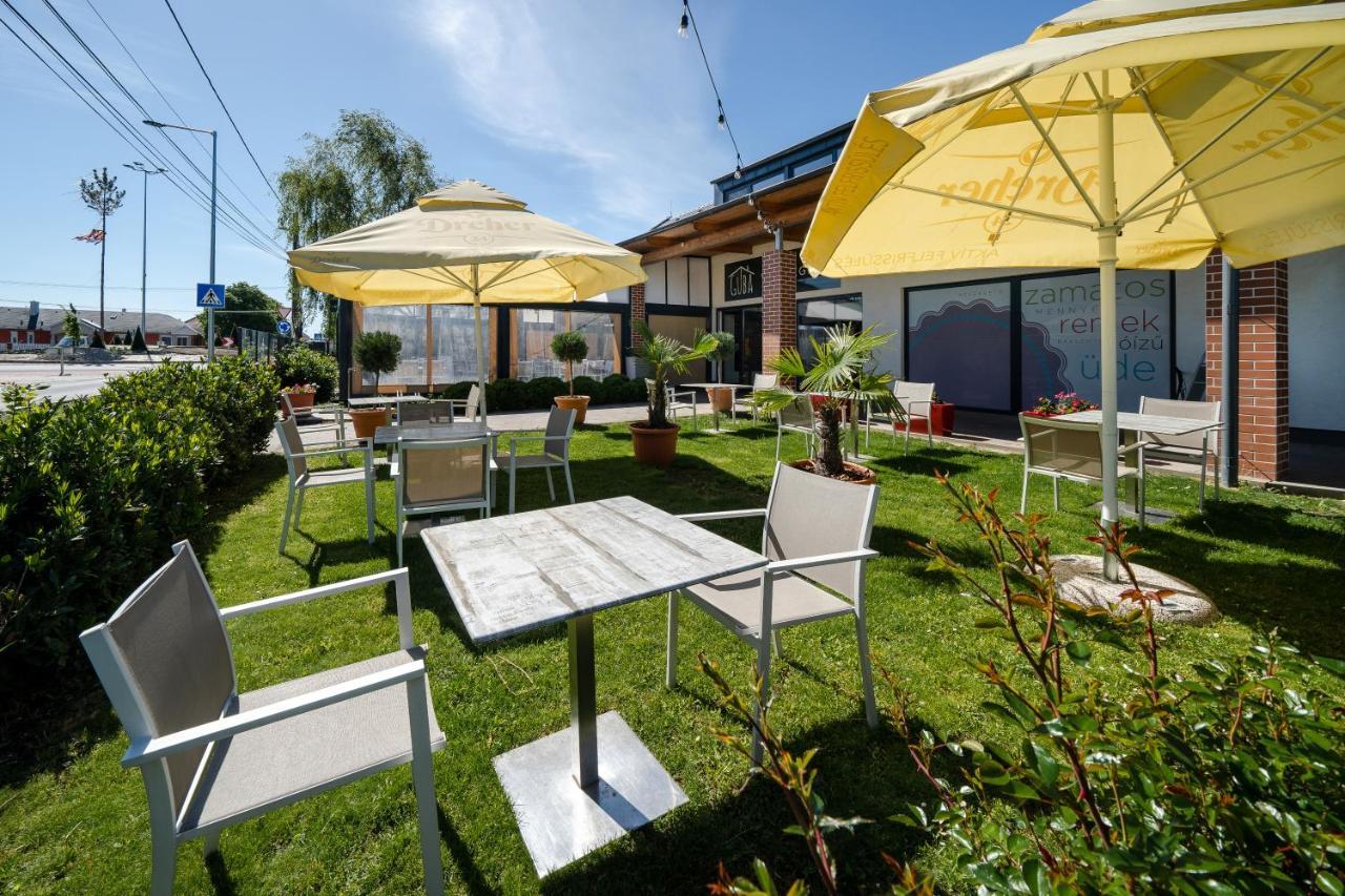 Hotel Pipacs Panir & Grill Garden Vendeghaz Győrújbarát Exterior foto